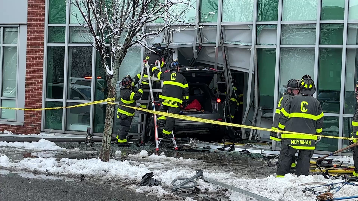 Police: Stolen car from Boston crashes into Cambridge building, injuring one